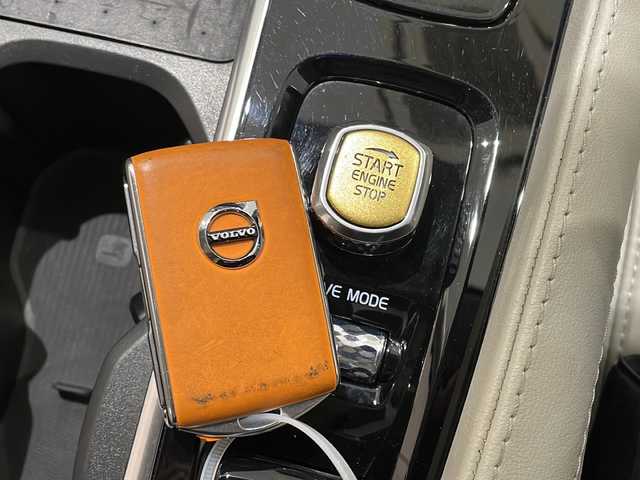 ボルボ ＸＣ９０ B6 AWD インスクリプション 新潟県 2021(令3)年 3.1万km クリスタルホワイトP チルトアップ機構付電動パノラマ・ガラス・サンルーフ　/ステアリングホイール・ヒーター/ヘッドアップディスプレイ/クリスタルノブ/LKA（レーン・キーピング・エイド）/DAC（ドライバー・アラート・コントロール）/パイロット・アシスト（車線維持支援機能）/全車速追従機能付ACC（アダプティブ・クルーズ・コントロール/フル・アクティブ・ハイビーム（LEDヘッドライト）/360°ビューカメラ/シートベンチレーション（前席）/パワーシート（全席）/シートヒーター（全席）/ワイヤレススマートフォンチャージ/アンビエントライト/HDDナビゲーションシステム/・Bluetooth/TV/FM/AM/パワーテールゲート