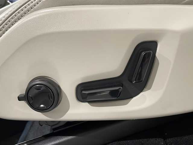 ボルボ ＸＣ９０ B6 AWD インスクリプション 新潟県 2021(令3)年 3.1万km クリスタルホワイトP チルトアップ機構付電動パノラマ・ガラス・サンルーフ　/ステアリングホイール・ヒーター/ヘッドアップディスプレイ/クリスタルノブ/LKA（レーン・キーピング・エイド）/DAC（ドライバー・アラート・コントロール）/パイロット・アシスト（車線維持支援機能）/全車速追従機能付ACC（アダプティブ・クルーズ・コントロール/フル・アクティブ・ハイビーム（LEDヘッドライト）/360°ビューカメラ/シートベンチレーション（前席）/パワーシート（全席）/シートヒーター（全席）/ワイヤレススマートフォンチャージ/アンビエントライト/HDDナビゲーションシステム/・Bluetooth/TV/FM/AM/パワーテールゲート