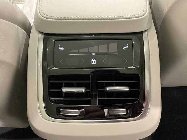 ボルボ ＸＣ９０ B6 AWD インスクリプション 新潟県 2021(令3)年 3.1万km クリスタルホワイトP チルトアップ機構付電動パノラマ・ガラス・サンルーフ　/ステアリングホイール・ヒーター/ヘッドアップディスプレイ/クリスタルノブ/LKA（レーン・キーピング・エイド）/DAC（ドライバー・アラート・コントロール）/パイロット・アシスト（車線維持支援機能）/全車速追従機能付ACC（アダプティブ・クルーズ・コントロール/フル・アクティブ・ハイビーム（LEDヘッドライト）/360°ビューカメラ/シートベンチレーション（前席）/パワーシート（全席）/シートヒーター（全席）/ワイヤレススマートフォンチャージ/アンビエントライト/HDDナビゲーションシステム/・Bluetooth/TV/FM/AM/パワーテールゲート