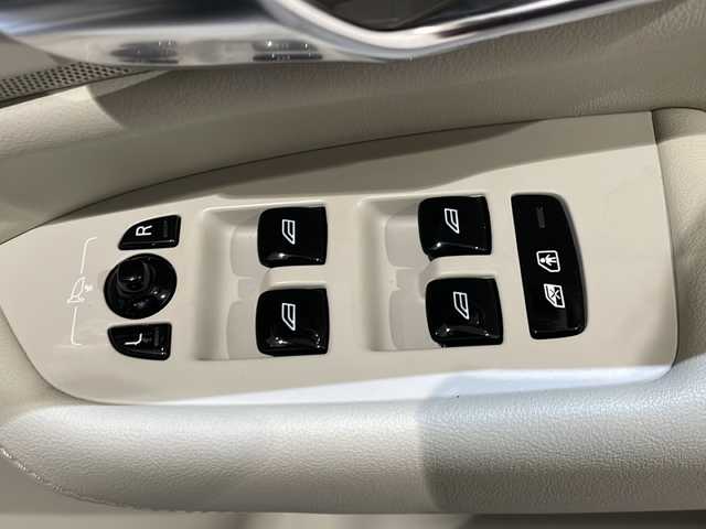 ボルボ ＸＣ９０ B6 AWD インスクリプション 新潟県 2021(令3)年 3.1万km クリスタルホワイトP チルトアップ機構付電動パノラマ・ガラス・サンルーフ　/ステアリングホイール・ヒーター/ヘッドアップディスプレイ/クリスタルノブ/LKA（レーン・キーピング・エイド）/DAC（ドライバー・アラート・コントロール）/パイロット・アシスト（車線維持支援機能）/全車速追従機能付ACC（アダプティブ・クルーズ・コントロール/フル・アクティブ・ハイビーム（LEDヘッドライト）/360°ビューカメラ/シートベンチレーション（前席）/パワーシート（全席）/シートヒーター（全席）/ワイヤレススマートフォンチャージ/アンビエントライト/HDDナビゲーションシステム/・Bluetooth/TV/FM/AM/パワーテールゲート