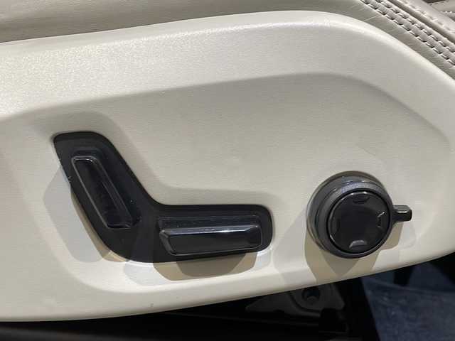 ボルボ ＸＣ９０ B6 AWD インスクリプション 新潟県 2021(令3)年 3.1万km クリスタルホワイトP チルトアップ機構付電動パノラマ・ガラス・サンルーフ　/ステアリングホイール・ヒーター/ヘッドアップディスプレイ/クリスタルノブ/LKA（レーン・キーピング・エイド）/DAC（ドライバー・アラート・コントロール）/パイロット・アシスト（車線維持支援機能）/全車速追従機能付ACC（アダプティブ・クルーズ・コントロール/フル・アクティブ・ハイビーム（LEDヘッドライト）/360°ビューカメラ/シートベンチレーション（前席）/パワーシート（全席）/シートヒーター（全席）/ワイヤレススマートフォンチャージ/アンビエントライト/HDDナビゲーションシステム/・Bluetooth/TV/FM/AM/パワーテールゲート