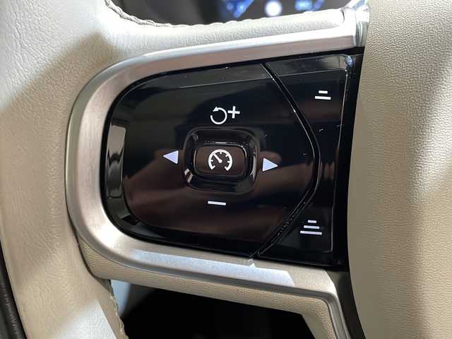 ボルボ ＸＣ９０ B6 AWD インスクリプション 新潟県 2021(令3)年 3.1万km クリスタルホワイトP チルトアップ機構付電動パノラマ・ガラス・サンルーフ　/ステアリングホイール・ヒーター/ヘッドアップディスプレイ/クリスタルノブ/LKA（レーン・キーピング・エイド）/DAC（ドライバー・アラート・コントロール）/パイロット・アシスト（車線維持支援機能）/全車速追従機能付ACC（アダプティブ・クルーズ・コントロール/フル・アクティブ・ハイビーム（LEDヘッドライト）/360°ビューカメラ/シートベンチレーション（前席）/パワーシート（全席）/シートヒーター（全席）/ワイヤレススマートフォンチャージ/アンビエントライト/HDDナビゲーションシステム/・Bluetooth/TV/FM/AM/パワーテールゲート