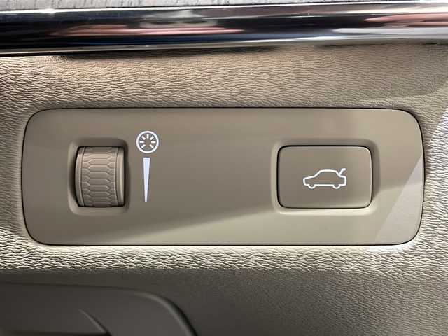 ボルボ ＸＣ９０ B6 AWD インスクリプション 新潟県 2021(令3)年 3.1万km クリスタルホワイトP チルトアップ機構付電動パノラマ・ガラス・サンルーフ　/ステアリングホイール・ヒーター/ヘッドアップディスプレイ/クリスタルノブ/LKA（レーン・キーピング・エイド）/DAC（ドライバー・アラート・コントロール）/パイロット・アシスト（車線維持支援機能）/全車速追従機能付ACC（アダプティブ・クルーズ・コントロール/フル・アクティブ・ハイビーム（LEDヘッドライト）/360°ビューカメラ/シートベンチレーション（前席）/パワーシート（全席）/シートヒーター（全席）/ワイヤレススマートフォンチャージ/アンビエントライト/HDDナビゲーションシステム/・Bluetooth/TV/FM/AM/パワーテールゲート