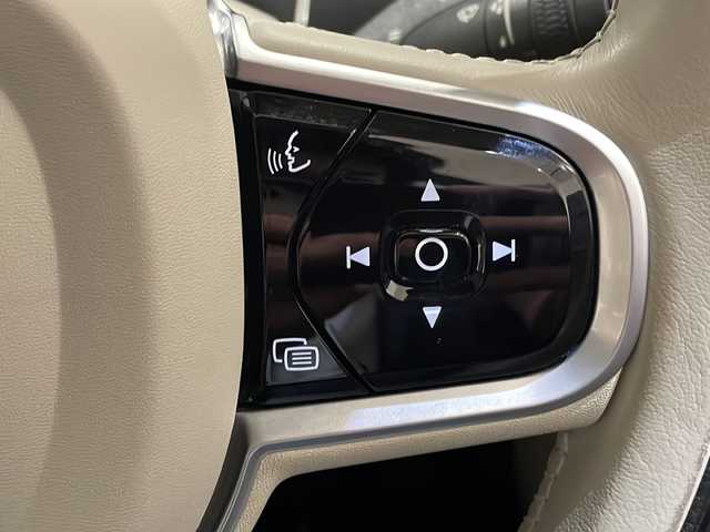 ボルボ ＸＣ９０ B6 AWD インスクリプション 新潟県 2021(令3)年 3.1万km クリスタルホワイトP チルトアップ機構付電動パノラマ・ガラス・サンルーフ　/ステアリングホイール・ヒーター/ヘッドアップディスプレイ/クリスタルノブ/LKA（レーン・キーピング・エイド）/DAC（ドライバー・アラート・コントロール）/パイロット・アシスト（車線維持支援機能）/全車速追従機能付ACC（アダプティブ・クルーズ・コントロール/フル・アクティブ・ハイビーム（LEDヘッドライト）/360°ビューカメラ/シートベンチレーション（前席）/パワーシート（全席）/シートヒーター（全席）/ワイヤレススマートフォンチャージ/アンビエントライト/HDDナビゲーションシステム/・Bluetooth/TV/FM/AM/パワーテールゲート
