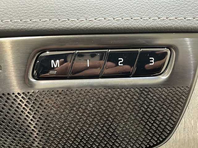 ボルボ ＸＣ９０ B6 AWD インスクリプション 新潟県 2021(令3)年 3.1万km クリスタルホワイトP チルトアップ機構付電動パノラマ・ガラス・サンルーフ　/ステアリングホイール・ヒーター/ヘッドアップディスプレイ/クリスタルノブ/LKA（レーン・キーピング・エイド）/DAC（ドライバー・アラート・コントロール）/パイロット・アシスト（車線維持支援機能）/全車速追従機能付ACC（アダプティブ・クルーズ・コントロール/フル・アクティブ・ハイビーム（LEDヘッドライト）/360°ビューカメラ/シートベンチレーション（前席）/パワーシート（全席）/シートヒーター（全席）/ワイヤレススマートフォンチャージ/アンビエントライト/HDDナビゲーションシステム/・Bluetooth/TV/FM/AM/パワーテールゲート