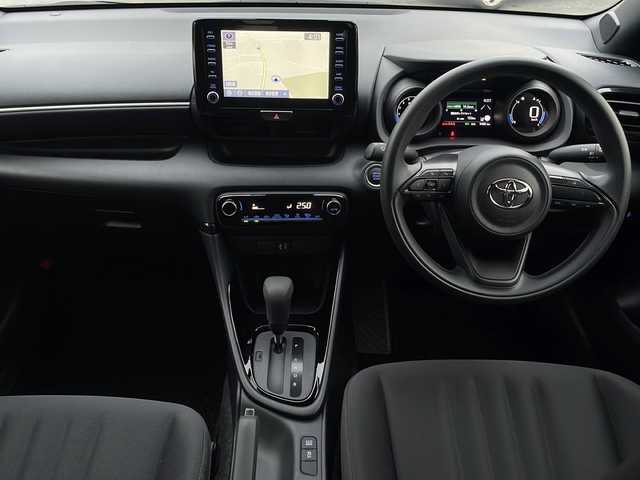 トヨタ ヤリス G 静岡県 2023(令5)年 1万km アバンギャルドブロンズメタリック /純正ナビ//Bluetooth//バック/全周囲カメラ//セーフティセンス//オートハイビーム//レーンキープアシスト//LEDヘッドライト//スマートキー//スペアキー//ビルトインETC//保証書//取説