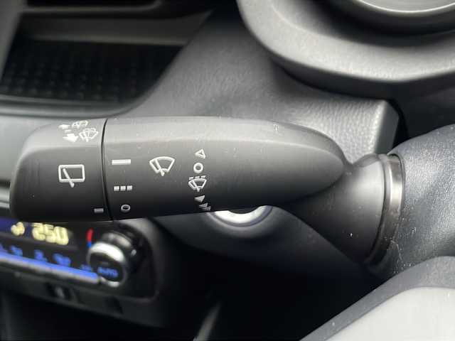 トヨタ ヤリス G 静岡県 2023(令5)年 1万km アバンギャルドブロンズメタリック /純正ナビ//Bluetooth//バック/全周囲カメラ//セーフティセンス//オートハイビーム//レーンキープアシスト//LEDヘッドライト//スマートキー//スペアキー//ビルトインETC//保証書//取説