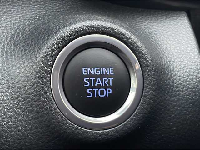 トヨタ ヤリス G 静岡県 2023(令5)年 1万km アバンギャルドブロンズメタリック /純正ナビ//Bluetooth//バック/全周囲カメラ//セーフティセンス//オートハイビーム//レーンキープアシスト//LEDヘッドライト//スマートキー//スペアキー//ビルトインETC//保証書//取説