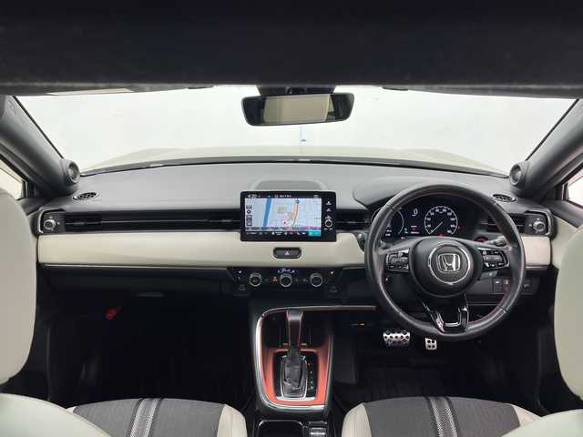 ホンダ ヴェゼル ハイブリッド e:HEV PLaY 千葉県 2021(令3)年 2.5万km サンドカーキパール ホンダセンシング/衝突軽減ブレーキ/誤発進抑制機能/アダプティブクルーズコントロール/車線維持支援システム/路外逸脱抑制機能/先行車発進お知らせ機能/標識認識機能/オートハイビーム/ブラインドスポットインフォメーション/ホンダコネクトナビ/　Bluetooth/AppleCarplay/AndroidAuto/AM/FM/フルセグTV/マルチビューカメラ/ビルトインETC/パノラマルーフ/パワーバックドア/純正18インチAW/純正フロアマット/ドアバイザー/ハーフレザーシート/前席シートヒーター/ステアリングヒーター/ワイヤレス充電/オートライト/LEDヘッドライト/フォグランプ/電子パーキング/オートブレーキホールド/プッシュスタート/スマートキー