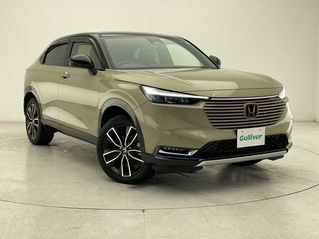 ホンダ ヴェゼル ハイブリッド e:HEV PLaY 千葉県 2021(令3)年 2.5万km サンドカーキパール ホンダセンシング/衝突軽減ブレーキ/誤発進抑制機能/アダプティブクルーズコントロール/車線維持支援システム/路外逸脱抑制機能/先行車発進お知らせ機能/標識認識機能/オートハイビーム/ブラインドスポットインフォメーション/ホンダコネクトナビ/　Bluetooth/AppleCarplay/AndroidAuto/AM/FM/フルセグTV/マルチビューカメラ/ビルトインETC/パノラマルーフ/パワーバックドア/純正18インチAW/純正フロアマット/ドアバイザー/ハーフレザーシート/前席シートヒーター/ステアリングヒーター/ワイヤレス充電/オートライト/LEDヘッドライト/フォグランプ/電子パーキング/オートブレーキホールド/プッシュスタート/スマートキー
