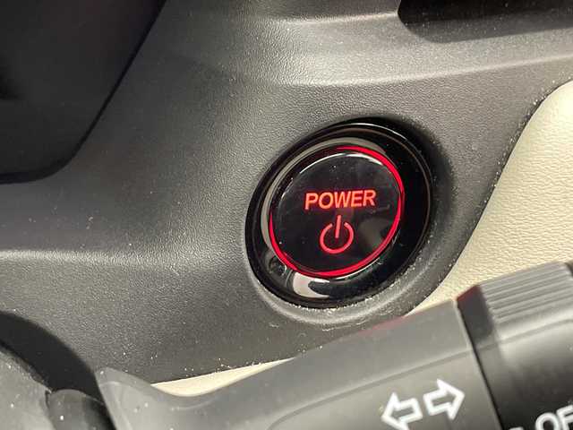 ホンダ ヴェゼル ハイブリッド e:HEV PLaY 千葉県 2021(令3)年 2.5万km サンドカーキパール ホンダセンシング/衝突軽減ブレーキ/誤発進抑制機能/アダプティブクルーズコントロール/車線維持支援システム/路外逸脱抑制機能/先行車発進お知らせ機能/標識認識機能/オートハイビーム/ブラインドスポットインフォメーション/ホンダコネクトナビ/　Bluetooth/AppleCarplay/AndroidAuto/AM/FM/フルセグTV/マルチビューカメラ/ビルトインETC/パノラマルーフ/パワーバックドア/純正18インチAW/純正フロアマット/ドアバイザー/ハーフレザーシート/前席シートヒーター/ステアリングヒーター/ワイヤレス充電/オートライト/LEDヘッドライト/フォグランプ/電子パーキング/オートブレーキホールド/プッシュスタート/スマートキー