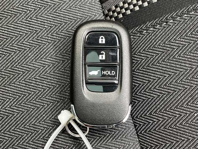 ホンダ ヴェゼル ハイブリッド e:HEV PLaY 千葉県 2021(令3)年 2.5万km サンドカーキパール ホンダセンシング/衝突軽減ブレーキ/誤発進抑制機能/アダプティブクルーズコントロール/車線維持支援システム/路外逸脱抑制機能/先行車発進お知らせ機能/標識認識機能/オートハイビーム/ブラインドスポットインフォメーション/ホンダコネクトナビ/　Bluetooth/AppleCarplay/AndroidAuto/AM/FM/フルセグTV/マルチビューカメラ/ビルトインETC/パノラマルーフ/パワーバックドア/純正18インチAW/純正フロアマット/ドアバイザー/ハーフレザーシート/前席シートヒーター/ステアリングヒーター/ワイヤレス充電/オートライト/LEDヘッドライト/フォグランプ/電子パーキング/オートブレーキホールド/プッシュスタート/スマートキー