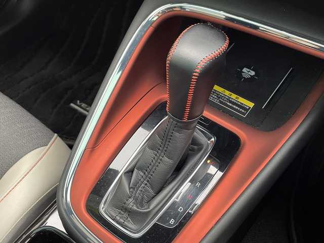 ホンダ ヴェゼル ハイブリッド e:HEV PLaY 千葉県 2021(令3)年 2.5万km サンドカーキパール ホンダセンシング/衝突軽減ブレーキ/誤発進抑制機能/アダプティブクルーズコントロール/車線維持支援システム/路外逸脱抑制機能/先行車発進お知らせ機能/標識認識機能/オートハイビーム/ブラインドスポットインフォメーション/ホンダコネクトナビ/　Bluetooth/AppleCarplay/AndroidAuto/AM/FM/フルセグTV/マルチビューカメラ/ビルトインETC/パノラマルーフ/パワーバックドア/純正18インチAW/純正フロアマット/ドアバイザー/ハーフレザーシート/前席シートヒーター/ステアリングヒーター/ワイヤレス充電/オートライト/LEDヘッドライト/フォグランプ/電子パーキング/オートブレーキホールド/プッシュスタート/スマートキー