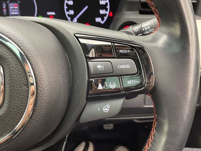 ホンダ ヴェゼル ハイブリッド e:HEV PLaY 千葉県 2021(令3)年 2.5万km サンドカーキパール ホンダセンシング/衝突軽減ブレーキ/誤発進抑制機能/アダプティブクルーズコントロール/車線維持支援システム/路外逸脱抑制機能/先行車発進お知らせ機能/標識認識機能/オートハイビーム/ブラインドスポットインフォメーション/ホンダコネクトナビ/　Bluetooth/AppleCarplay/AndroidAuto/AM/FM/フルセグTV/マルチビューカメラ/ビルトインETC/パノラマルーフ/パワーバックドア/純正18インチAW/純正フロアマット/ドアバイザー/ハーフレザーシート/前席シートヒーター/ステアリングヒーター/ワイヤレス充電/オートライト/LEDヘッドライト/フォグランプ/電子パーキング/オートブレーキホールド/プッシュスタート/スマートキー