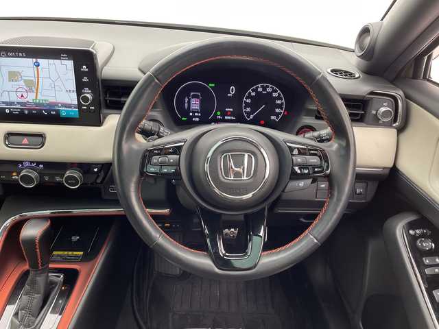 ホンダ ヴェゼル ハイブリッド e:HEV PLaY 千葉県 2021(令3)年 2.5万km サンドカーキパール ホンダセンシング/衝突軽減ブレーキ/誤発進抑制機能/アダプティブクルーズコントロール/車線維持支援システム/路外逸脱抑制機能/先行車発進お知らせ機能/標識認識機能/オートハイビーム/ブラインドスポットインフォメーション/ホンダコネクトナビ/　Bluetooth/AppleCarplay/AndroidAuto/AM/FM/フルセグTV/マルチビューカメラ/ビルトインETC/パノラマルーフ/パワーバックドア/純正18インチAW/純正フロアマット/ドアバイザー/ハーフレザーシート/前席シートヒーター/ステアリングヒーター/ワイヤレス充電/オートライト/LEDヘッドライト/フォグランプ/電子パーキング/オートブレーキホールド/プッシュスタート/スマートキー