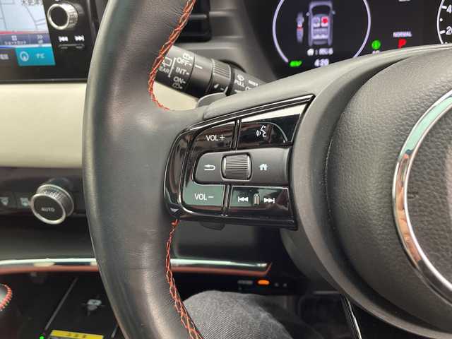 ホンダ ヴェゼル ハイブリッド e:HEV PLaY 千葉県 2021(令3)年 2.5万km サンドカーキパール ホンダセンシング/衝突軽減ブレーキ/誤発進抑制機能/アダプティブクルーズコントロール/車線維持支援システム/路外逸脱抑制機能/先行車発進お知らせ機能/標識認識機能/オートハイビーム/ブラインドスポットインフォメーション/ホンダコネクトナビ/　Bluetooth/AppleCarplay/AndroidAuto/AM/FM/フルセグTV/マルチビューカメラ/ビルトインETC/パノラマルーフ/パワーバックドア/純正18インチAW/純正フロアマット/ドアバイザー/ハーフレザーシート/前席シートヒーター/ステアリングヒーター/ワイヤレス充電/オートライト/LEDヘッドライト/フォグランプ/電子パーキング/オートブレーキホールド/プッシュスタート/スマートキー