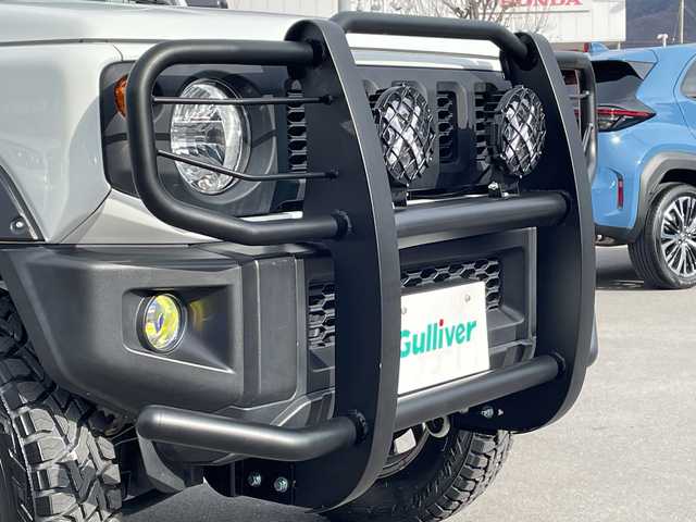スズキ ジムニー XG 長野県 2023(令5)年 2.7万km スペリアホワイト 禁煙車/4WD/10インチフローティングマルチオーディオ/Bluetooth/社外スロットルコントローラー/グリルガード/オーバーフェンダー/背面タイヤカバー/1.5インチリフトアップキット/ルーフラック/リアラダー/純正足回り車載/ETC/純正アルミホイール/ダウンヒルアシスト/フォグランプ/LEDヘッドライト/オートライト/横滑り防止装置/ABS/ドアバイザー/リモコンキー/アイドリングストップ/パワーウインドウ/パワーステアリング/新車時保証書/取扱説明書