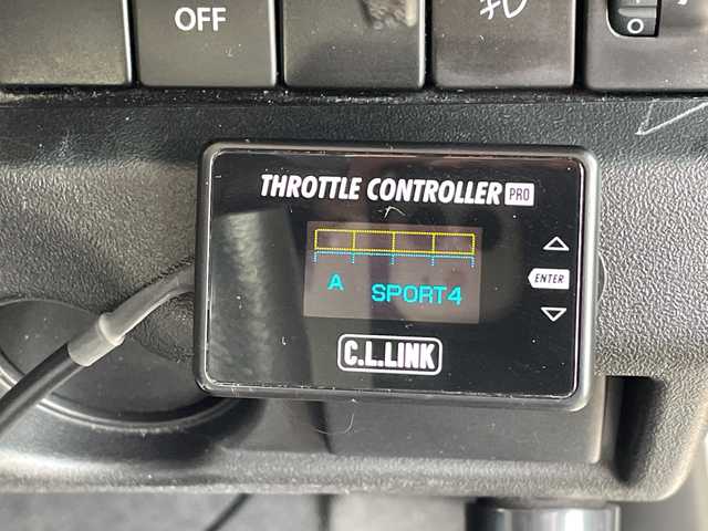 スズキ ジムニー XG 長野県 2023(令5)年 2.7万km スペリアホワイト 禁煙車/4WD/10インチフローティングマルチオーディオ/Bluetooth/社外スロットルコントローラー/グリルガード/オーバーフェンダー/背面タイヤカバー/1.5インチリフトアップキット/ルーフラック/リアラダー/純正足回り車載/ETC/純正アルミホイール/ダウンヒルアシスト/フォグランプ/LEDヘッドライト/オートライト/横滑り防止装置/ABS/ドアバイザー/リモコンキー/アイドリングストップ/パワーウインドウ/パワーステアリング/新車時保証書/取扱説明書