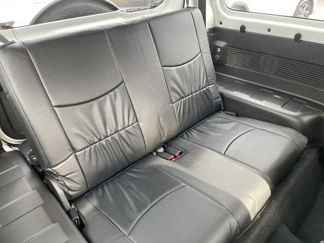 スズキ ジムニー XG 長野県 2023(令5)年 2.7万km スペリアホワイト 禁煙車/4WD/10インチフローティングマルチオーディオ/Bluetooth/社外スロットルコントローラー/グリルガード/オーバーフェンダー/背面タイヤカバー/1.5インチリフトアップキット/ルーフラック/リアラダー/純正足回り車載/ETC/純正アルミホイール/ダウンヒルアシスト/フォグランプ/LEDヘッドライト/オートライト/横滑り防止装置/ABS/ドアバイザー/リモコンキー/アイドリングストップ/パワーウインドウ/パワーステアリング/新車時保証書/取扱説明書