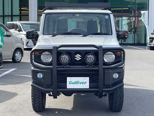 スズキ ジムニー XG 長野県 2023(令5)年 2.7万km スペリアホワイト 禁煙車/4WD/10インチフローティングマルチオーディオ/Bluetooth/社外スロットルコントローラー/グリルガード/オーバーフェンダー/背面タイヤカバー/1.5インチリフトアップキット/ルーフラック/リアラダー/純正足回り車載/ETC/純正アルミホイール/ダウンヒルアシスト/フォグランプ/LEDヘッドライト/オートライト/横滑り防止装置/ABS/ドアバイザー/リモコンキー/アイドリングストップ/パワーウインドウ/パワーステアリング/新車時保証書/取扱説明書