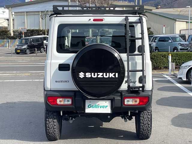 スズキ ジムニー XG 長野県 2023(令5)年 2.7万km スペリアホワイト 禁煙車/4WD/10インチフローティングマルチオーディオ/Bluetooth/社外スロットルコントローラー/グリルガード/オーバーフェンダー/背面タイヤカバー/1.5インチリフトアップキット/ルーフラック/リアラダー/純正足回り車載/ETC/純正アルミホイール/ダウンヒルアシスト/フォグランプ/LEDヘッドライト/オートライト/横滑り防止装置/ABS/ドアバイザー/リモコンキー/アイドリングストップ/パワーウインドウ/パワーステアリング/新車時保証書/取扱説明書