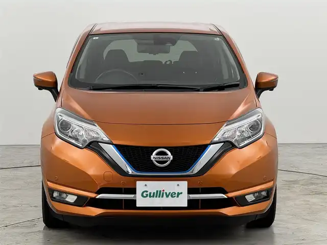 日産 ノート e－パワー メダリスト 福岡県 2017(平29)年 5万km プレミアムコロナオレンジ 純正ナビ／フルセグＴＶ　/アラウンドビューモニター　/デジタルインナーミラー　/ＥＴＣ　/コーナーセンサー　/エマージェンシーブレーキ　/レーンキープ　/プッシュスタート　/純正１５インチアルミホイール　/ＬＥＤライト