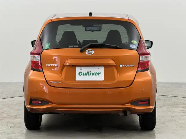 日産 ノート e－パワー メダリスト 福岡県 2017(平29)年 5万km プレミアムコロナオレンジ 純正ナビ／フルセグＴＶ　/アラウンドビューモニター　/デジタルインナーミラー　/ＥＴＣ　/コーナーセンサー　/エマージェンシーブレーキ　/レーンキープ　/プッシュスタート　/純正１５インチアルミホイール　/ＬＥＤライト