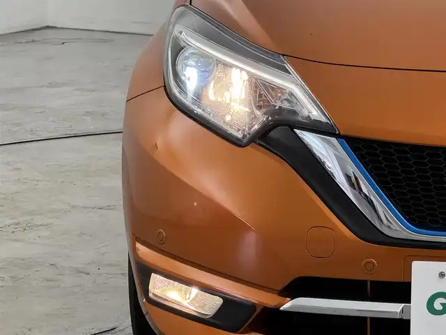 日産 ノート e－パワー メダリスト 福岡県 2017(平29)年 5万km プレミアムコロナオレンジ 純正ナビ／フルセグＴＶ　/アラウンドビューモニター　/デジタルインナーミラー　/ＥＴＣ　/コーナーセンサー　/エマージェンシーブレーキ　/レーンキープ　/プッシュスタート　/純正１５インチアルミホイール　/ＬＥＤライト