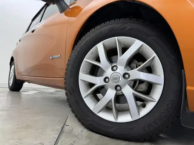 日産 ノート e－パワー メダリスト 福岡県 2017(平29)年 5万km プレミアムコロナオレンジ 純正ナビ／フルセグＴＶ　/アラウンドビューモニター　/デジタルインナーミラー　/ＥＴＣ　/コーナーセンサー　/エマージェンシーブレーキ　/レーンキープ　/プッシュスタート　/純正１５インチアルミホイール　/ＬＥＤライト