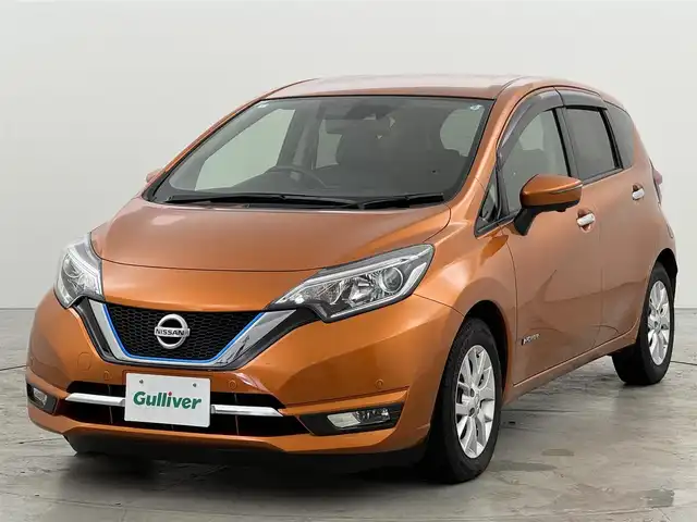 日産 ノート e－パワー メダリスト 福岡県 2017(平29)年 5万km プレミアムコロナオレンジ 純正ナビ／フルセグＴＶ　/アラウンドビューモニター　/デジタルインナーミラー　/ＥＴＣ　/コーナーセンサー　/エマージェンシーブレーキ　/レーンキープ　/プッシュスタート　/純正１５インチアルミホイール　/ＬＥＤライト
