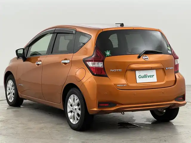 日産 ノート e－パワー メダリスト 福岡県 2017(平29)年 5万km プレミアムコロナオレンジ 純正ナビ／フルセグＴＶ　/アラウンドビューモニター　/デジタルインナーミラー　/ＥＴＣ　/コーナーセンサー　/エマージェンシーブレーキ　/レーンキープ　/プッシュスタート　/純正１５インチアルミホイール　/ＬＥＤライト