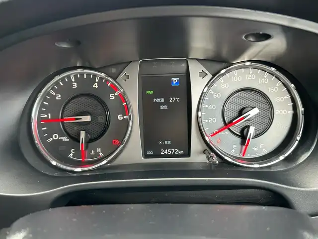 トヨタ ハイラックス Z GRスポーツ 宮城県 2022(令4)年 2.5万km スーパーホワイトⅡ リフトアップ/社外マフラー（JAOS BATTLEZ）/社外スピーカー/社外ツィータースピーカー/プリクラッシュセーフティ/レーンディパーチャーアラート/クリアランスソナー/バックソナー/ロードサインアシスト/先行車発進告知機能/レーダークルーズコントロール/パノラミックビューモニター/8インチディスプレイオーディオ（ナビ機能付）/・Bluetooth/・AppleCarPlay/AndroidAuto/・フルセグTV/ETC/ドライブレコーダー/ハーフレザーシート/革巻きステアリング/ステアリングスイッチ/パドルシフト/MTモード付AT/電動格納ミラー/リアデフロック/純正１８インチAW/フロアマット/ドアバイザー/W/サイド/カーテンエアバッグ