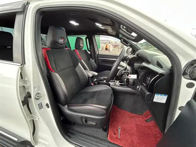 トヨタ ハイラックス Z GRスポーツ 宮城県 2022(令4)年 2.5万km スーパーホワイトⅡ リフトアップ/社外マフラー（JAOS BATTLEZ）/社外スピーカー/社外ツィータースピーカー/プリクラッシュセーフティ/レーンディパーチャーアラート/クリアランスソナー/バックソナー/ロードサインアシスト/先行車発進告知機能/レーダークルーズコントロール/パノラミックビューモニター/8インチディスプレイオーディオ（ナビ機能付）/・Bluetooth/・AppleCarPlay/AndroidAuto/・フルセグTV/ETC/ドライブレコーダー/ハーフレザーシート/革巻きステアリング/ステアリングスイッチ/パドルシフト/MTモード付AT/電動格納ミラー/リアデフロック/純正１８インチAW/フロアマット/ドアバイザー/W/サイド/カーテンエアバッグ