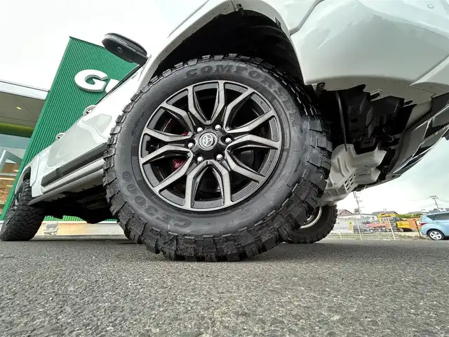 トヨタ ハイラックス Z GRスポーツ 宮城県 2022(令4)年 2.5万km スーパーホワイトⅡ リフトアップ/社外マフラー（JAOS BATTLEZ）/社外スピーカー/社外ツィータースピーカー/プリクラッシュセーフティ/レーンディパーチャーアラート/クリアランスソナー/バックソナー/ロードサインアシスト/先行車発進告知機能/レーダークルーズコントロール/パノラミックビューモニター/8インチディスプレイオーディオ（ナビ機能付）/・Bluetooth/・AppleCarPlay/AndroidAuto/・フルセグTV/ETC/ドライブレコーダー/ハーフレザーシート/革巻きステアリング/ステアリングスイッチ/パドルシフト/MTモード付AT/電動格納ミラー/リアデフロック/純正１８インチAW/フロアマット/ドアバイザー/W/サイド/カーテンエアバッグ