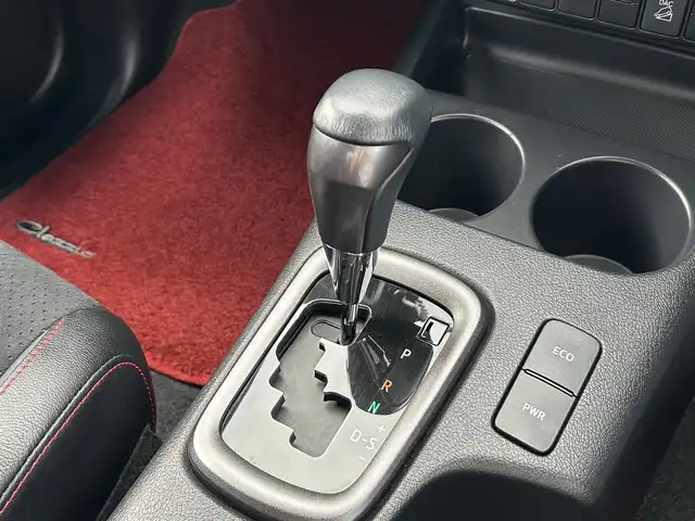 トヨタ ハイラックス Z GRスポーツ 宮城県 2022(令4)年 2.5万km スーパーホワイトⅡ リフトアップ/社外マフラー（JAOS BATTLEZ）/社外スピーカー/社外ツィータースピーカー/プリクラッシュセーフティ/レーンディパーチャーアラート/クリアランスソナー/バックソナー/ロードサインアシスト/先行車発進告知機能/レーダークルーズコントロール/パノラミックビューモニター/8インチディスプレイオーディオ（ナビ機能付）/・Bluetooth/・AppleCarPlay/AndroidAuto/・フルセグTV/ETC/ドライブレコーダー/ハーフレザーシート/革巻きステアリング/ステアリングスイッチ/パドルシフト/MTモード付AT/電動格納ミラー/リアデフロック/純正１８インチAW/フロアマット/ドアバイザー/W/サイド/カーテンエアバッグ