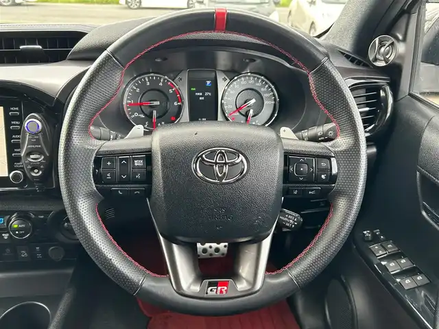 トヨタ ハイラックス Z GRスポーツ 宮城県 2022(令4)年 2.5万km スーパーホワイトⅡ リフトアップ/社外マフラー（JAOS BATTLEZ）/社外スピーカー/社外ツィータースピーカー/プリクラッシュセーフティ/レーンディパーチャーアラート/クリアランスソナー/バックソナー/ロードサインアシスト/先行車発進告知機能/レーダークルーズコントロール/パノラミックビューモニター/8インチディスプレイオーディオ（ナビ機能付）/・Bluetooth/・AppleCarPlay/AndroidAuto/・フルセグTV/ETC/ドライブレコーダー/ハーフレザーシート/革巻きステアリング/ステアリングスイッチ/パドルシフト/MTモード付AT/電動格納ミラー/リアデフロック/純正１８インチAW/フロアマット/ドアバイザー/W/サイド/カーテンエアバッグ