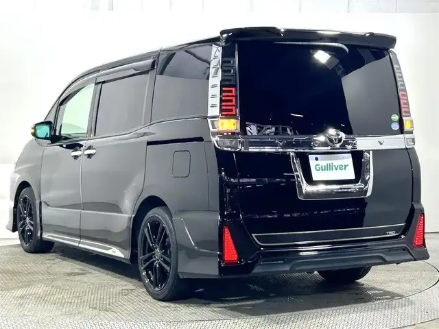 トヨタ ヴォクシー ZS 煌 大阪府 2018(平30)年 2.9万km ブラック TRDエアロ 純正10incナビ(フルセグ/DVD再生/Bluetooth) バックカメラ 後席モニター ETC 両側パワースライドドア 衝突軽減 クルコン トヨタセーフティセンス オートライト