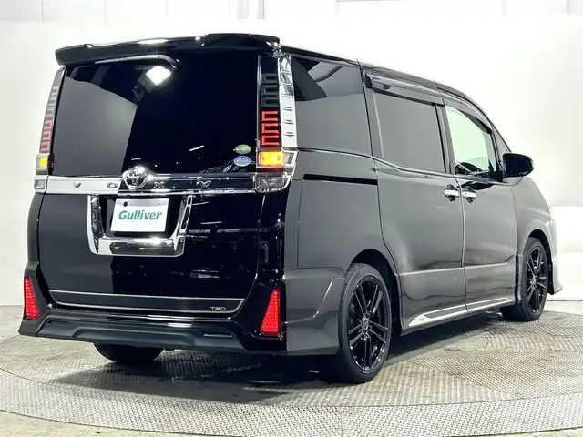 トヨタ ヴォクシー ZS 煌 大阪府 2018(平30)年 2.9万km ブラック TRDエアロ 純正10incナビ(フルセグ/DVD再生/Bluetooth) バックカメラ 後席モニター ETC 両側パワースライドドア 衝突軽減 クルコン トヨタセーフティセンス オートライト