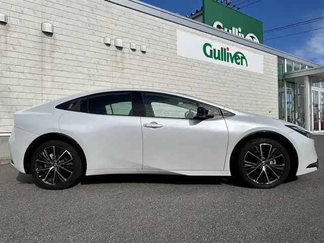 トヨタ プリウス Z 山形県 2023(令5)年 2.7万km プラチナホワイトパールマイカ 4WD/純正ナビ/FM/AM/フルセグ//トヨタセーフティセンス/プリクラッシュセーフティ/レーンディパーチャーアラート/ブラインドスポットモニター/パーソナルデジタルアシスタント/ロードサインアシスト/クリアランスソナー/リヤクロストラフィックアラート/パーキングサポートブレーキ/デジタルインナーミラー/クルーズコントロール/パーキングアシスト/パワーバックドア/レザーシート/パワーシート/シートヒーター/エアーシート/革巻きステアリング/ハンドルヒーター/オートマチックハイビーム/オートライト/LEDヘッドライト/フォグランプ/ビルトインETC2.0/AC100V/DRIVE MODE/EV MODE/スマートキー/プッシュスタート/横滑り防止