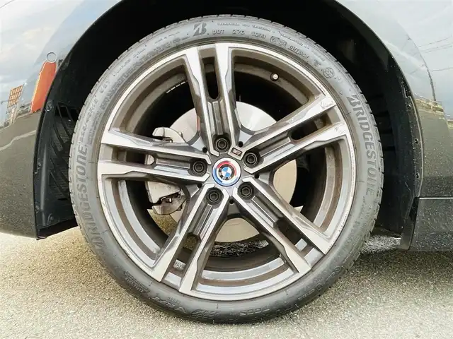 ＢＭＷ １１８ｉ Mスポーツ 佐賀県 2023(令5)年 0.9万km サファイアブラックP ワンオーナー/純正10.25インチHDDナビゲーション/・AM/FM/USB/Bluetooth/Apple car play/バックカメラ/前後ドライブレコーダー/ミラー一体型ETC/パワーバックドア/パーキングアシスト/電動パーキングブレーキ/AUTO HOLD機能/置くだけ充電/ハーフレザーシート/D＋N席パワーシート(D席メモリー機能付き)/革巻きステアリング/ステアリングリモコン/純正18インチアルミホイール/純正LEDヘッドライト/純正LEDフォグランプ/純正フロアマット/新車保証書/取扱説明書/スペアキー１本/ドライビングアシストプロフェッショナル/・アクティブクルーズコントロール（ストップ&ゴー機能付）/・ステアリング&レーンコントロールアシスト/・レーンディパーチャーウォーニング（車線逸脱警告システム）/・レーンチェンジウォーニング/・前車接近警告機能/・衝突回避被害軽減ブレーキ（事故回避アシスト付）/・後車衝突警告機能/・クロストラフィックウォーニング（フロント&リヤ）/・エマージェンシーストップアシスト/・トラフィックサインアシスト（速度制限認識）