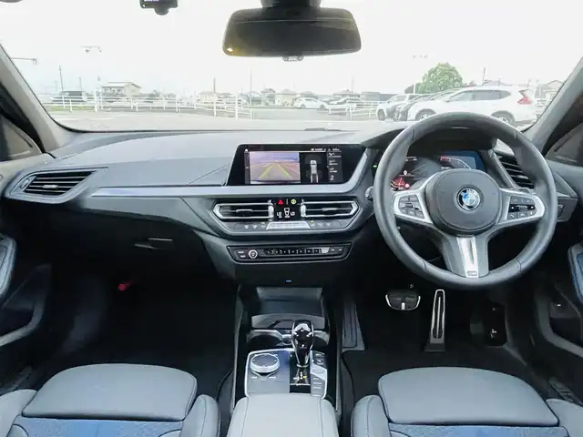 ＢＭＷ １１８ｉ Mスポーツ 佐賀県 2023(令5)年 0.9万km サファイアブラックP ワンオーナー/純正10.25インチHDDナビゲーション/・AM/FM/USB/Bluetooth/Apple car play/バックカメラ/前後ドライブレコーダー/ミラー一体型ETC/パワーバックドア/パーキングアシスト/電動パーキングブレーキ/AUTO HOLD機能/置くだけ充電/ハーフレザーシート/D＋N席パワーシート(D席メモリー機能付き)/革巻きステアリング/ステアリングリモコン/純正18インチアルミホイール/純正LEDヘッドライト/純正LEDフォグランプ/純正フロアマット/新車保証書/取扱説明書/スペアキー１本/ドライビングアシストプロフェッショナル/・アクティブクルーズコントロール（ストップ&ゴー機能付）/・ステアリング&レーンコントロールアシスト/・レーンディパーチャーウォーニング（車線逸脱警告システム）/・レーンチェンジウォーニング/・前車接近警告機能/・衝突回避被害軽減ブレーキ（事故回避アシスト付）/・後車衝突警告機能/・クロストラフィックウォーニング（フロント&リヤ）/・エマージェンシーストップアシスト/・トラフィックサインアシスト（速度制限認識）