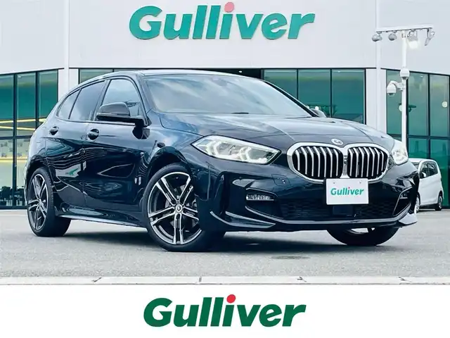 ＢＭＷ １１８ｉ Mスポーツ 佐賀県 2023(令5)年 0.9万km サファイアブラックP ワンオーナー/純正10.25インチHDDナビゲーション/・AM/FM/USB/Bluetooth/Apple car play/バックカメラ/前後ドライブレコーダー/ミラー一体型ETC/パワーバックドア/パーキングアシスト/電動パーキングブレーキ/AUTO HOLD機能/置くだけ充電/ハーフレザーシート/D＋N席パワーシート(D席メモリー機能付き)/革巻きステアリング/ステアリングリモコン/純正18インチアルミホイール/純正LEDヘッドライト/純正LEDフォグランプ/純正フロアマット/新車保証書/取扱説明書/スペアキー１本/ドライビングアシストプロフェッショナル/・アクティブクルーズコントロール（ストップ&ゴー機能付）/・ステアリング&レーンコントロールアシスト/・レーンディパーチャーウォーニング（車線逸脱警告システム）/・レーンチェンジウォーニング/・前車接近警告機能/・衝突回避被害軽減ブレーキ（事故回避アシスト付）/・後車衝突警告機能/・クロストラフィックウォーニング（フロント&リヤ）/・エマージェンシーストップアシスト/・トラフィックサインアシスト（速度制限認識）
