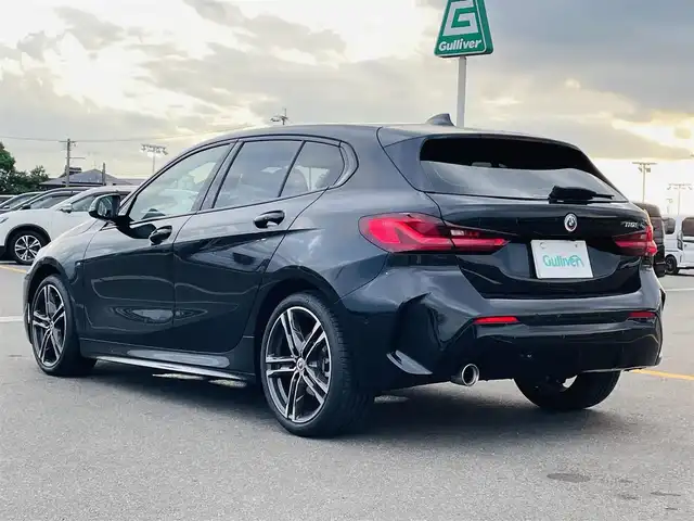 ＢＭＷ １１８ｉ Mスポーツ 佐賀県 2023(令5)年 0.9万km サファイアブラックP ワンオーナー/純正10.25インチHDDナビゲーション/・AM/FM/USB/Bluetooth/Apple car play/バックカメラ/前後ドライブレコーダー/ミラー一体型ETC/パワーバックドア/パーキングアシスト/電動パーキングブレーキ/AUTO HOLD機能/置くだけ充電/ハーフレザーシート/D＋N席パワーシート(D席メモリー機能付き)/革巻きステアリング/ステアリングリモコン/純正18インチアルミホイール/純正LEDヘッドライト/純正LEDフォグランプ/純正フロアマット/新車保証書/取扱説明書/スペアキー１本/ドライビングアシストプロフェッショナル/・アクティブクルーズコントロール（ストップ&ゴー機能付）/・ステアリング&レーンコントロールアシスト/・レーンディパーチャーウォーニング（車線逸脱警告システム）/・レーンチェンジウォーニング/・前車接近警告機能/・衝突回避被害軽減ブレーキ（事故回避アシスト付）/・後車衝突警告機能/・クロストラフィックウォーニング（フロント&リヤ）/・エマージェンシーストップアシスト/・トラフィックサインアシスト（速度制限認識）