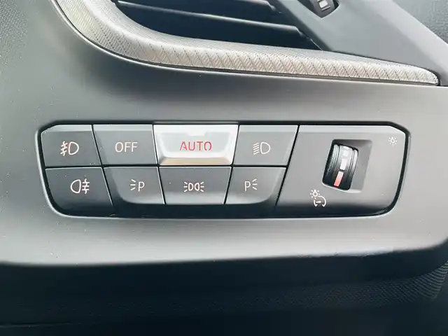 ＢＭＷ １１８ｉ Mスポーツ 佐賀県 2023(令5)年 0.9万km サファイアブラックP ワンオーナー/純正10.25インチHDDナビゲーション/・AM/FM/USB/Bluetooth/Apple car play/バックカメラ/前後ドライブレコーダー/ミラー一体型ETC/パワーバックドア/パーキングアシスト/電動パーキングブレーキ/AUTO HOLD機能/置くだけ充電/ハーフレザーシート/D＋N席パワーシート(D席メモリー機能付き)/革巻きステアリング/ステアリングリモコン/純正18インチアルミホイール/純正LEDヘッドライト/純正LEDフォグランプ/純正フロアマット/新車保証書/取扱説明書/スペアキー１本/ドライビングアシストプロフェッショナル/・アクティブクルーズコントロール（ストップ&ゴー機能付）/・ステアリング&レーンコントロールアシスト/・レーンディパーチャーウォーニング（車線逸脱警告システム）/・レーンチェンジウォーニング/・前車接近警告機能/・衝突回避被害軽減ブレーキ（事故回避アシスト付）/・後車衝突警告機能/・クロストラフィックウォーニング（フロント&リヤ）/・エマージェンシーストップアシスト/・トラフィックサインアシスト（速度制限認識）