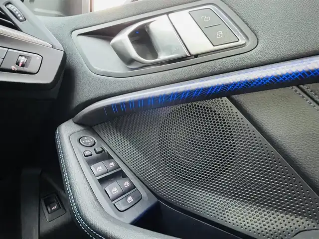 ＢＭＷ １１８ｉ Mスポーツ 佐賀県 2023(令5)年 0.9万km サファイアブラックP ワンオーナー/純正10.25インチHDDナビゲーション/・AM/FM/USB/Bluetooth/Apple car play/バックカメラ/前後ドライブレコーダー/ミラー一体型ETC/パワーバックドア/パーキングアシスト/電動パーキングブレーキ/AUTO HOLD機能/置くだけ充電/ハーフレザーシート/D＋N席パワーシート(D席メモリー機能付き)/革巻きステアリング/ステアリングリモコン/純正18インチアルミホイール/純正LEDヘッドライト/純正LEDフォグランプ/純正フロアマット/新車保証書/取扱説明書/スペアキー１本/ドライビングアシストプロフェッショナル/・アクティブクルーズコントロール（ストップ&ゴー機能付）/・ステアリング&レーンコントロールアシスト/・レーンディパーチャーウォーニング（車線逸脱警告システム）/・レーンチェンジウォーニング/・前車接近警告機能/・衝突回避被害軽減ブレーキ（事故回避アシスト付）/・後車衝突警告機能/・クロストラフィックウォーニング（フロント&リヤ）/・エマージェンシーストップアシスト/・トラフィックサインアシスト（速度制限認識）