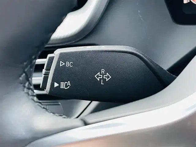 ＢＭＷ １１８ｉ Mスポーツ 佐賀県 2023(令5)年 0.9万km サファイアブラックP ワンオーナー/純正10.25インチHDDナビゲーション/・AM/FM/USB/Bluetooth/Apple car play/バックカメラ/前後ドライブレコーダー/ミラー一体型ETC/パワーバックドア/パーキングアシスト/電動パーキングブレーキ/AUTO HOLD機能/置くだけ充電/ハーフレザーシート/D＋N席パワーシート(D席メモリー機能付き)/革巻きステアリング/ステアリングリモコン/純正18インチアルミホイール/純正LEDヘッドライト/純正LEDフォグランプ/純正フロアマット/新車保証書/取扱説明書/スペアキー１本/ドライビングアシストプロフェッショナル/・アクティブクルーズコントロール（ストップ&ゴー機能付）/・ステアリング&レーンコントロールアシスト/・レーンディパーチャーウォーニング（車線逸脱警告システム）/・レーンチェンジウォーニング/・前車接近警告機能/・衝突回避被害軽減ブレーキ（事故回避アシスト付）/・後車衝突警告機能/・クロストラフィックウォーニング（フロント&リヤ）/・エマージェンシーストップアシスト/・トラフィックサインアシスト（速度制限認識）