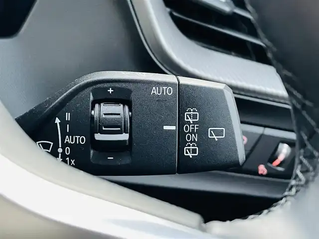 ＢＭＷ １１８ｉ Mスポーツ 佐賀県 2023(令5)年 0.9万km サファイアブラックP ワンオーナー/純正10.25インチHDDナビゲーション/・AM/FM/USB/Bluetooth/Apple car play/バックカメラ/前後ドライブレコーダー/ミラー一体型ETC/パワーバックドア/パーキングアシスト/電動パーキングブレーキ/AUTO HOLD機能/置くだけ充電/ハーフレザーシート/D＋N席パワーシート(D席メモリー機能付き)/革巻きステアリング/ステアリングリモコン/純正18インチアルミホイール/純正LEDヘッドライト/純正LEDフォグランプ/純正フロアマット/新車保証書/取扱説明書/スペアキー１本/ドライビングアシストプロフェッショナル/・アクティブクルーズコントロール（ストップ&ゴー機能付）/・ステアリング&レーンコントロールアシスト/・レーンディパーチャーウォーニング（車線逸脱警告システム）/・レーンチェンジウォーニング/・前車接近警告機能/・衝突回避被害軽減ブレーキ（事故回避アシスト付）/・後車衝突警告機能/・クロストラフィックウォーニング（フロント&リヤ）/・エマージェンシーストップアシスト/・トラフィックサインアシスト（速度制限認識）