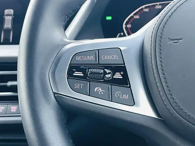 ＢＭＷ １１８ｉ Mスポーツ 佐賀県 2023(令5)年 0.9万km サファイアブラックP ワンオーナー/純正10.25インチHDDナビゲーション/・AM/FM/USB/Bluetooth/Apple car play/バックカメラ/前後ドライブレコーダー/ミラー一体型ETC/パワーバックドア/パーキングアシスト/電動パーキングブレーキ/AUTO HOLD機能/置くだけ充電/ハーフレザーシート/D＋N席パワーシート(D席メモリー機能付き)/革巻きステアリング/ステアリングリモコン/純正18インチアルミホイール/純正LEDヘッドライト/純正LEDフォグランプ/純正フロアマット/新車保証書/取扱説明書/スペアキー１本/ドライビングアシストプロフェッショナル/・アクティブクルーズコントロール（ストップ&ゴー機能付）/・ステアリング&レーンコントロールアシスト/・レーンディパーチャーウォーニング（車線逸脱警告システム）/・レーンチェンジウォーニング/・前車接近警告機能/・衝突回避被害軽減ブレーキ（事故回避アシスト付）/・後車衝突警告機能/・クロストラフィックウォーニング（フロント&リヤ）/・エマージェンシーストップアシスト/・トラフィックサインアシスト（速度制限認識）