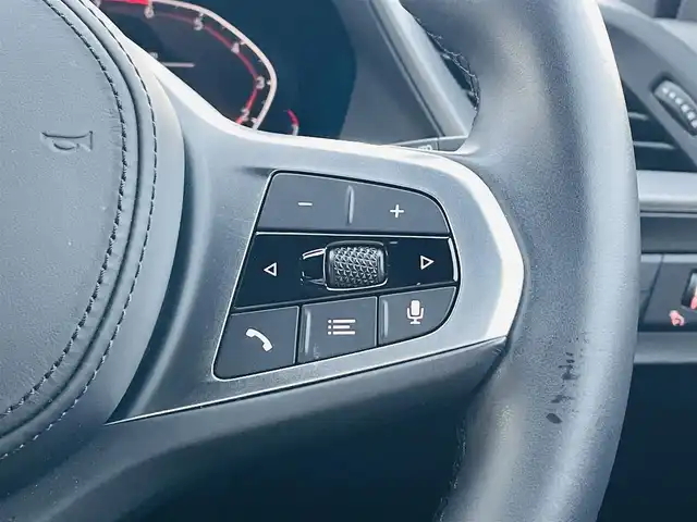 ＢＭＷ １１８ｉ Mスポーツ 佐賀県 2023(令5)年 0.9万km サファイアブラックP ワンオーナー/純正10.25インチHDDナビゲーション/・AM/FM/USB/Bluetooth/Apple car play/バックカメラ/前後ドライブレコーダー/ミラー一体型ETC/パワーバックドア/パーキングアシスト/電動パーキングブレーキ/AUTO HOLD機能/置くだけ充電/ハーフレザーシート/D＋N席パワーシート(D席メモリー機能付き)/革巻きステアリング/ステアリングリモコン/純正18インチアルミホイール/純正LEDヘッドライト/純正LEDフォグランプ/純正フロアマット/新車保証書/取扱説明書/スペアキー１本/ドライビングアシストプロフェッショナル/・アクティブクルーズコントロール（ストップ&ゴー機能付）/・ステアリング&レーンコントロールアシスト/・レーンディパーチャーウォーニング（車線逸脱警告システム）/・レーンチェンジウォーニング/・前車接近警告機能/・衝突回避被害軽減ブレーキ（事故回避アシスト付）/・後車衝突警告機能/・クロストラフィックウォーニング（フロント&リヤ）/・エマージェンシーストップアシスト/・トラフィックサインアシスト（速度制限認識）