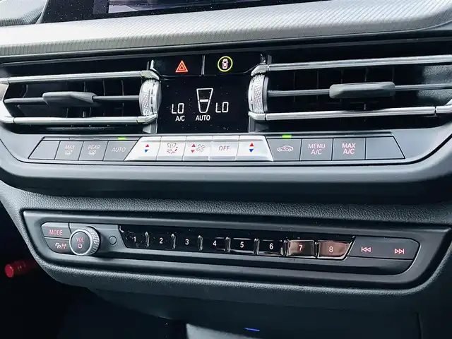 ＢＭＷ １１８ｉ Mスポーツ 佐賀県 2023(令5)年 0.9万km サファイアブラックP ワンオーナー/純正10.25インチHDDナビゲーション/・AM/FM/USB/Bluetooth/Apple car play/バックカメラ/前後ドライブレコーダー/ミラー一体型ETC/パワーバックドア/パーキングアシスト/電動パーキングブレーキ/AUTO HOLD機能/置くだけ充電/ハーフレザーシート/D＋N席パワーシート(D席メモリー機能付き)/革巻きステアリング/ステアリングリモコン/純正18インチアルミホイール/純正LEDヘッドライト/純正LEDフォグランプ/純正フロアマット/新車保証書/取扱説明書/スペアキー１本/ドライビングアシストプロフェッショナル/・アクティブクルーズコントロール（ストップ&ゴー機能付）/・ステアリング&レーンコントロールアシスト/・レーンディパーチャーウォーニング（車線逸脱警告システム）/・レーンチェンジウォーニング/・前車接近警告機能/・衝突回避被害軽減ブレーキ（事故回避アシスト付）/・後車衝突警告機能/・クロストラフィックウォーニング（フロント&リヤ）/・エマージェンシーストップアシスト/・トラフィックサインアシスト（速度制限認識）